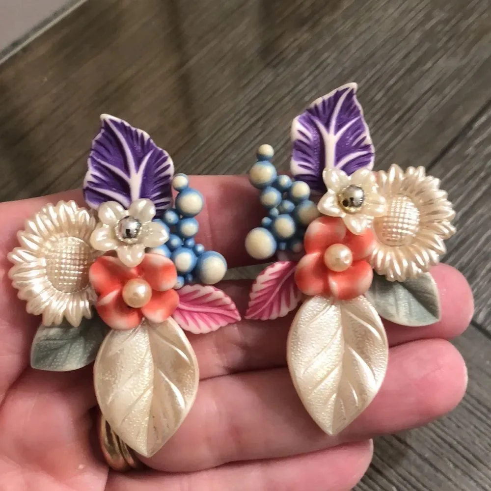 Vintage 80’s - 90’s Acrylic Pearlized Flower Cluster Clip Earring.
